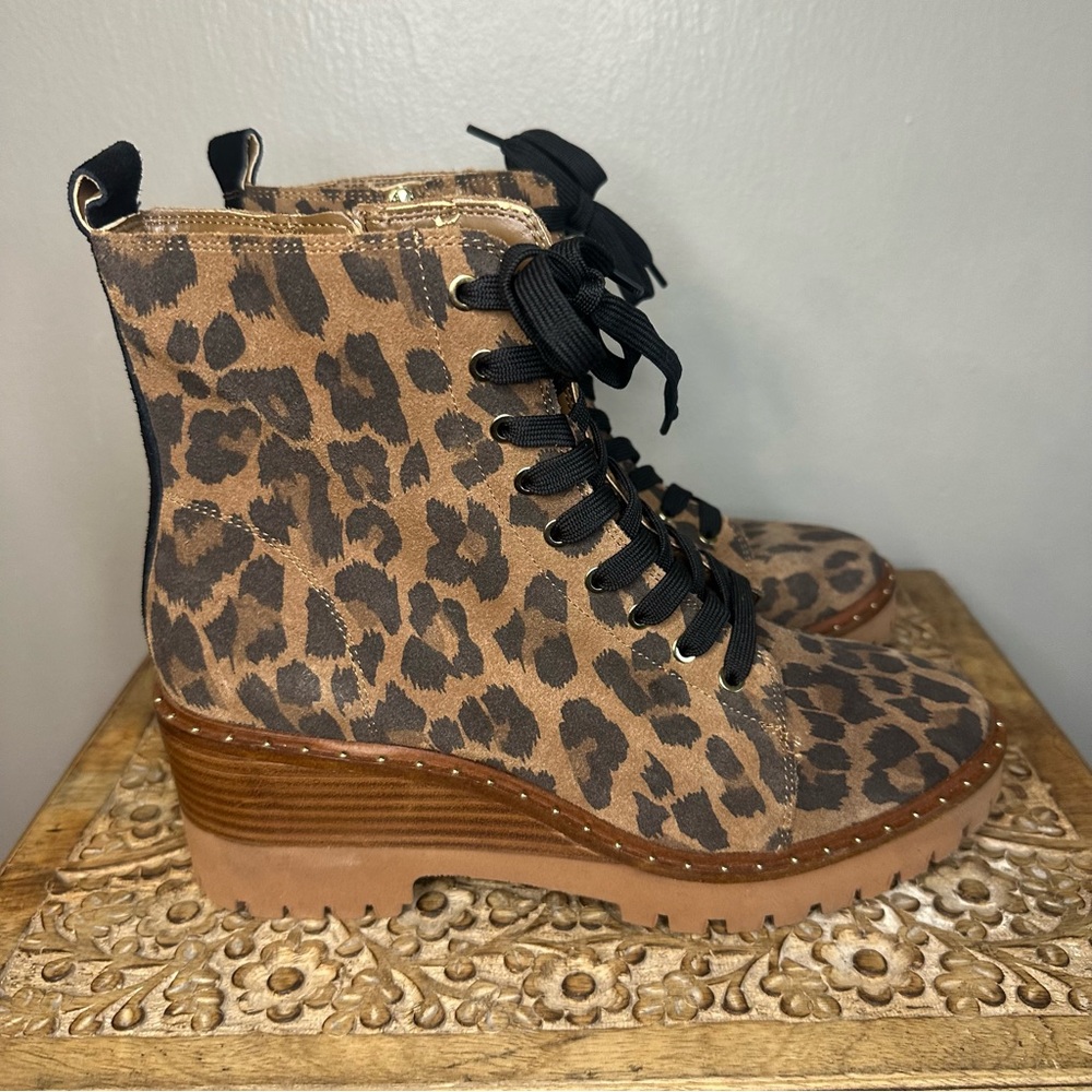 Vince Camuto Women’s Debsen Leopard Print Lug Sole Wedge Booties Sz 9 - Picture 3 of 10